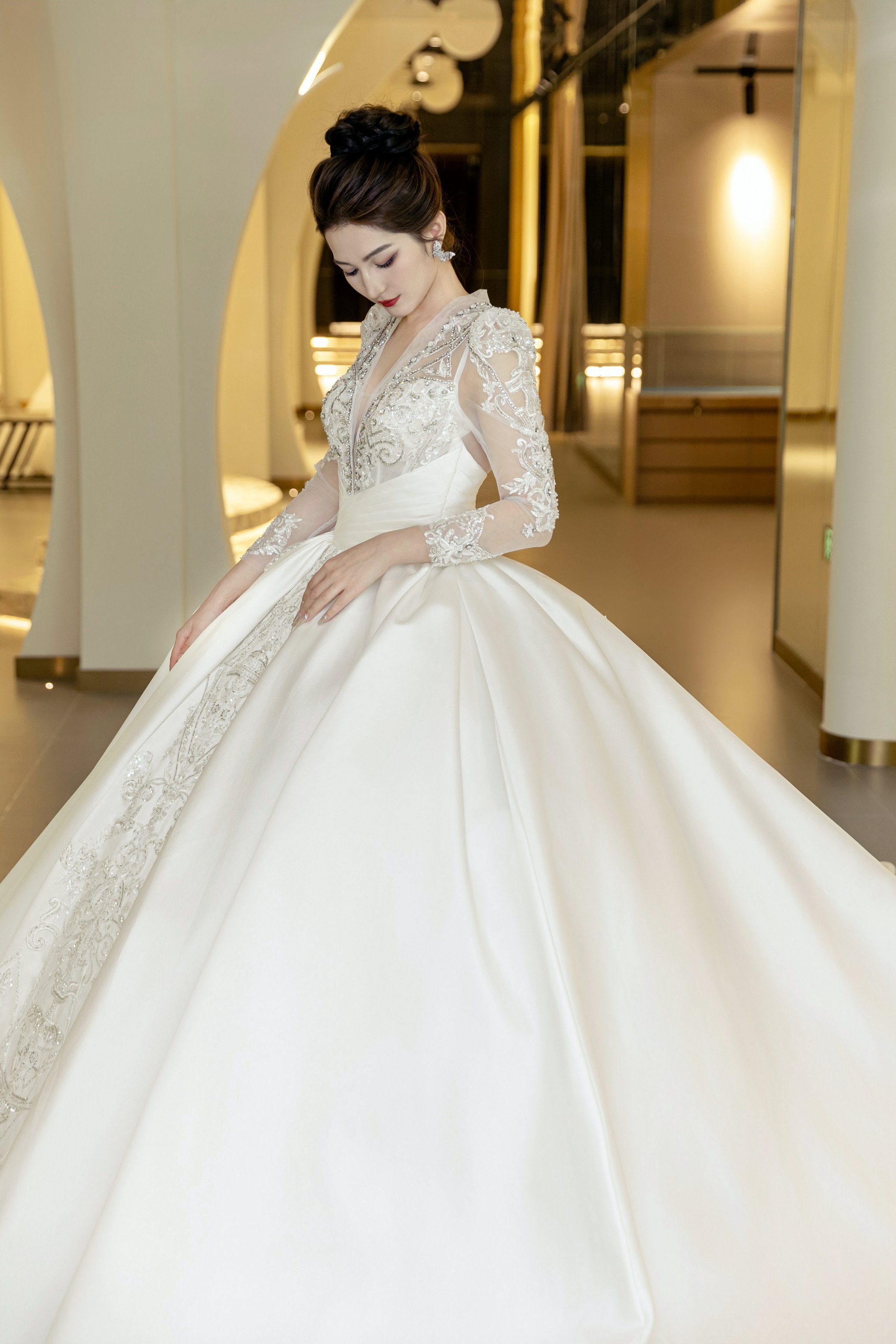 最新款新娘婚纱挑选指南，打造完美婚纱造型必备攻略