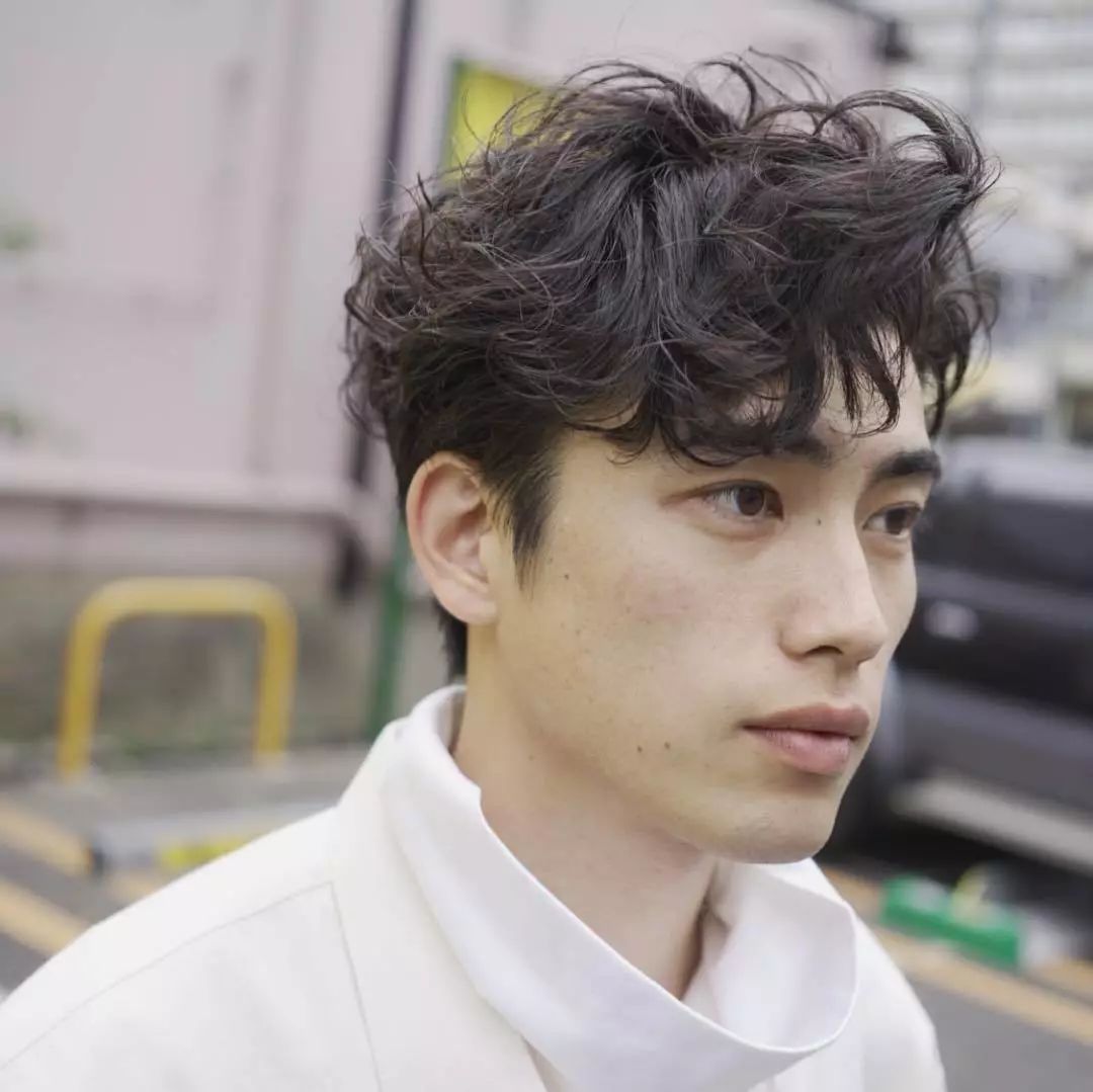 烫发男2024最新版，发型魅力与友情温馨的故事
