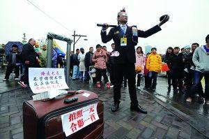 乞讨最新潮，街头起步的励志逆袭之旅