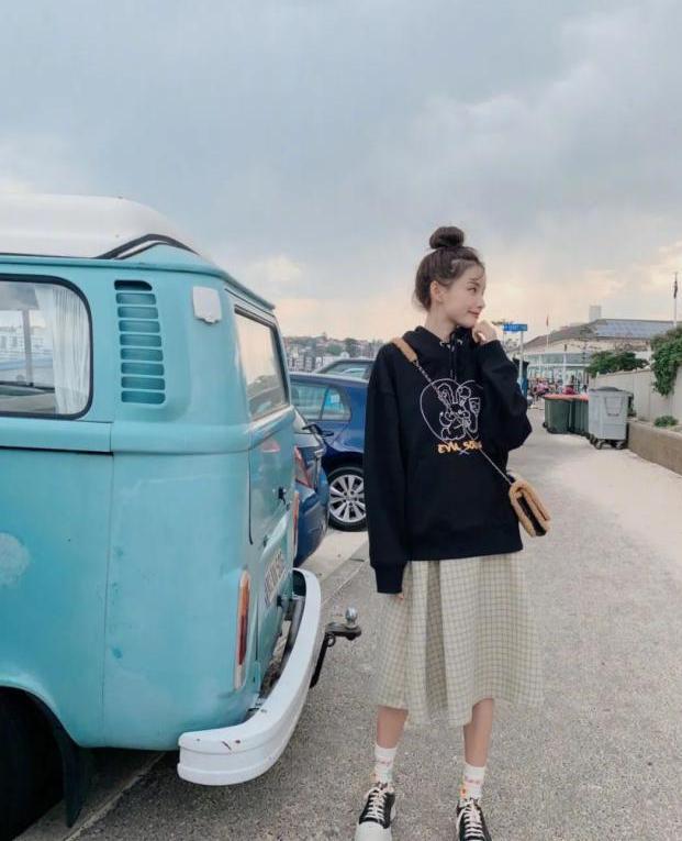 虞书欣最新私服日常，时尚与友情的独特魅力展现
